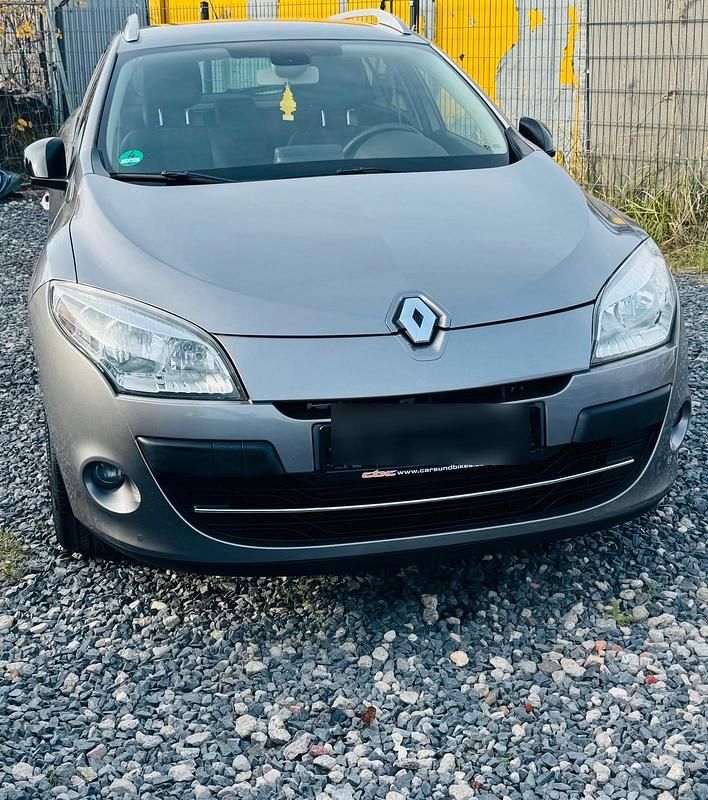 Grau Gebraucht 2012 Renault Mégane GrandTour Bose Edition Kombi | 2.600 € (Guter Preis) - Bild 1/4