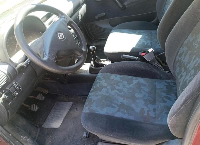 Usata Opel Corsa 65 CV (47 kW) 2000 Rosso Utilitaria
