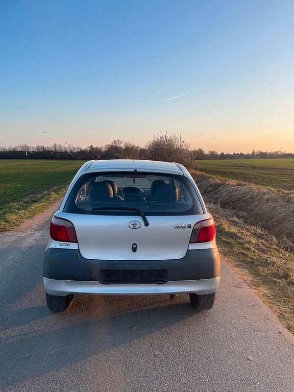 Gebraucht Toyota Yaris 68 PS (50 kW) 2000 Grau Kleinwagen