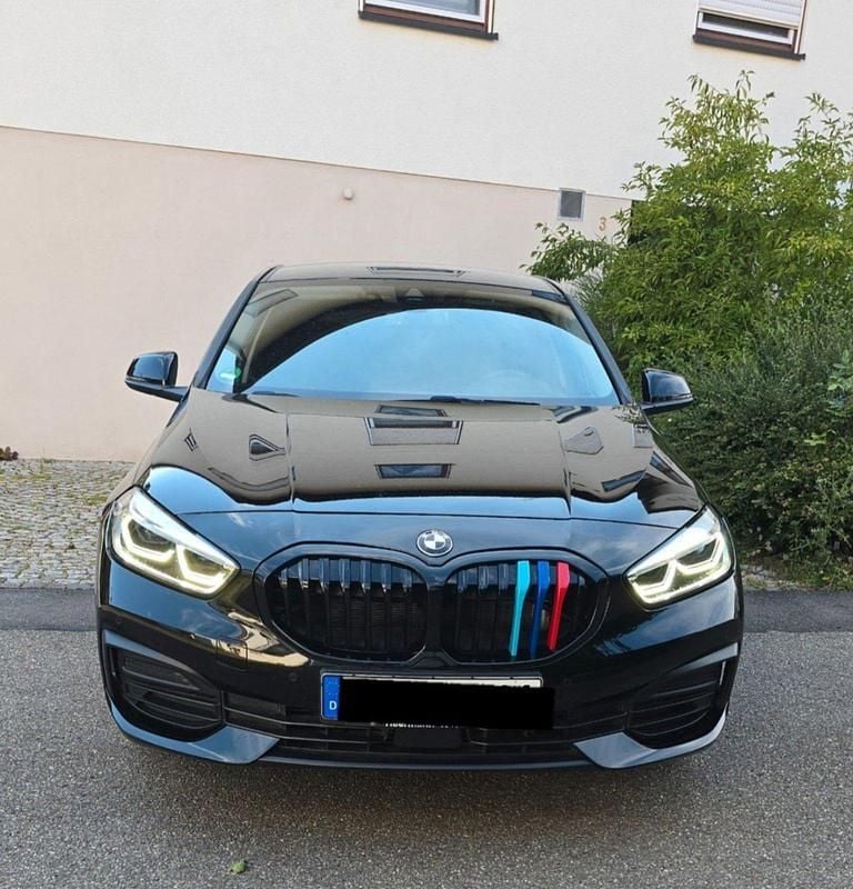 Schwarz Gebraucht 2021 BMW 118 Advantage Kleinwagen | 17.399 € (Guter Preis) - Bild 1/4