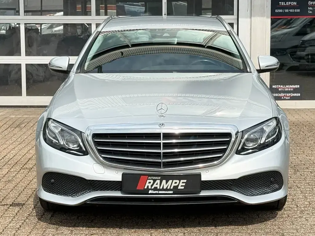 Usado Mercedes E220 194 CV (142 kW) 2020 Plateado Familiar