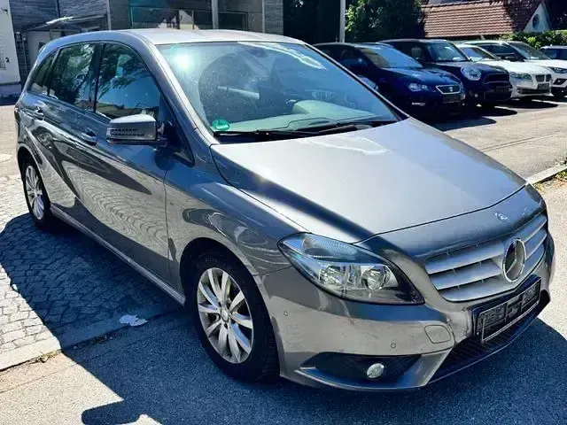 Gebraucht Mercedes B180 122 PS (89 kW) 2013 Mountaingrau Kleinwagen