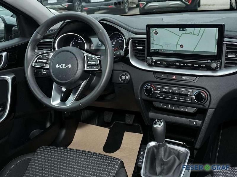 Gebraucht Kia Ceed Spirit 140 PS (102 kW) 2025 Lunarsilber metallic Kleinwagen