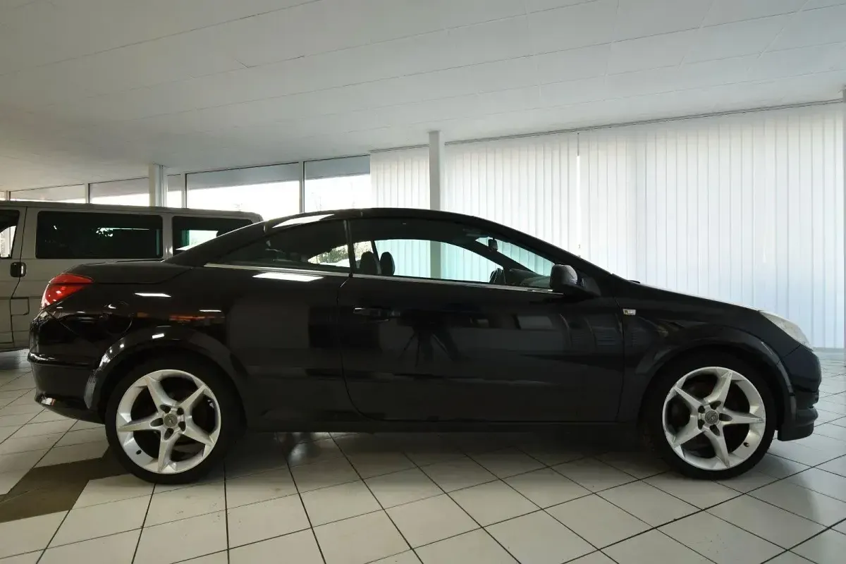 Używany Opel Astra Cabriolet 150 KM (110 kW) 2008 Czarny Kabriolet
