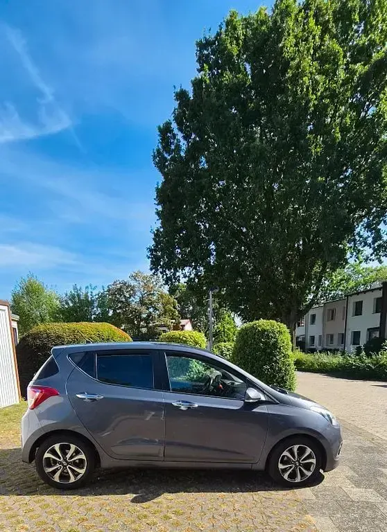 Gebraucht Hyundai i10 Style 87 PS (63 kW) 2014 Grau Kleinwagen