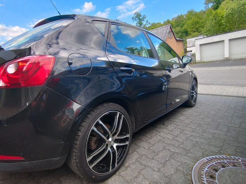 Schwarz Gebraucht 2010 Seat Ibiza Style Limousine | 3.800 € (Fairer Preis) - Bild 1/4