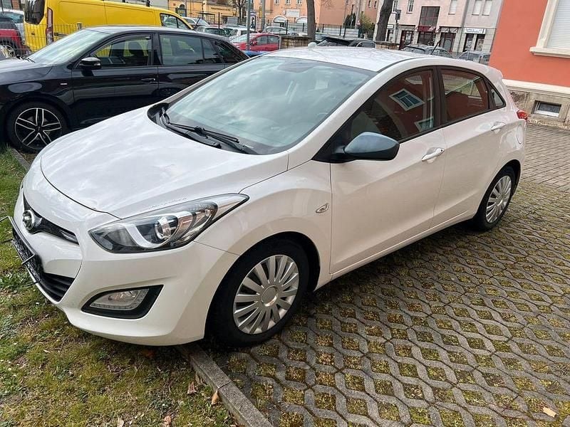 Gebraucht Hyundai i30 110 PS (80 kW) 2015 Weiß Limousine