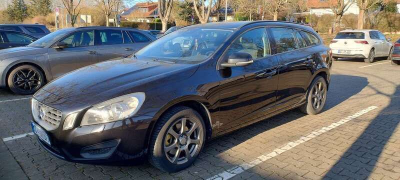 Schwarz Gebraucht 2011 Volvo V60 Kinetic Kombi | 4.900 € (Teuer) - Bild 1/4
