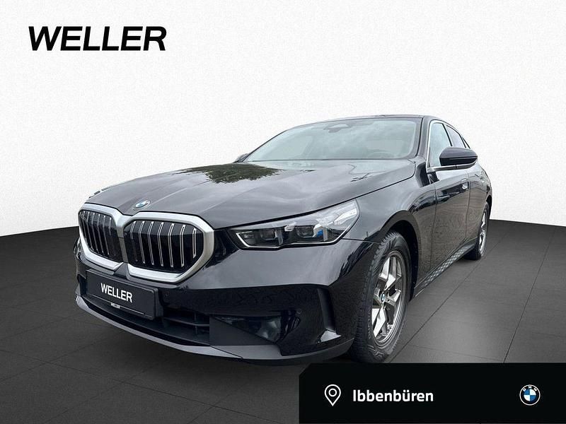 Black sapphire (schwarz) Gebraucht 2024 BMW 520 Comfort Edition Limousine | 43.950 € (Superpreis) - Bild 1/4