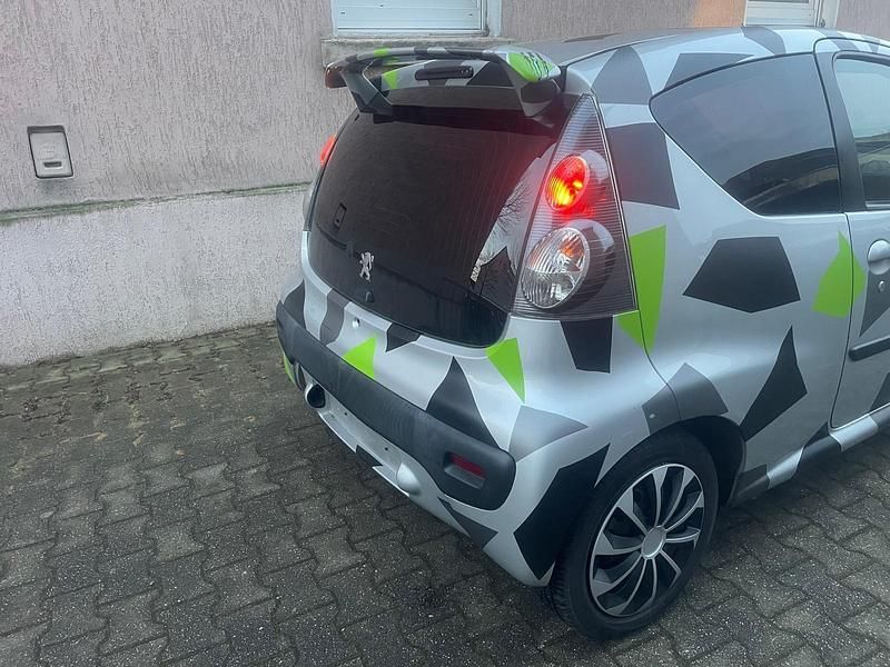 Gebraucht Peugeot 107 68 PS (50 kW) 2011 Silber Kleinwagen