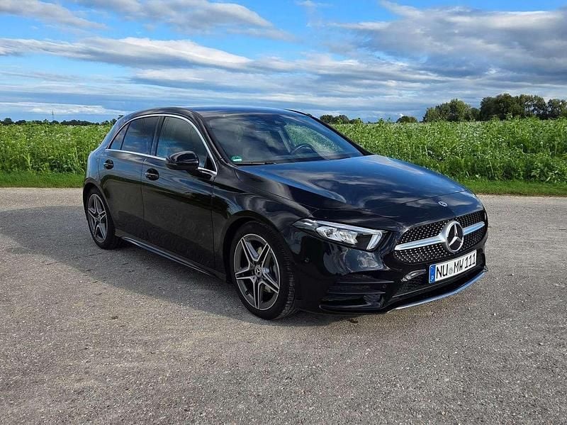 Schwarz Gebraucht 2022 Mercedes A200 AMG line Limousine | 27.299 € (Fairer Preis) - Bild 1/4