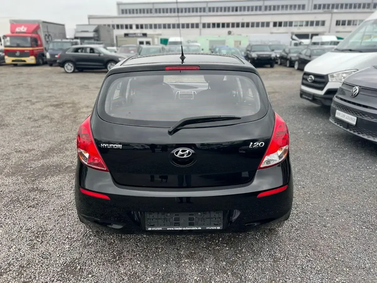 Gebraucht Hyundai i20 Classic 86 PS (63 kW) 2015 Schwarz Kleinwagen