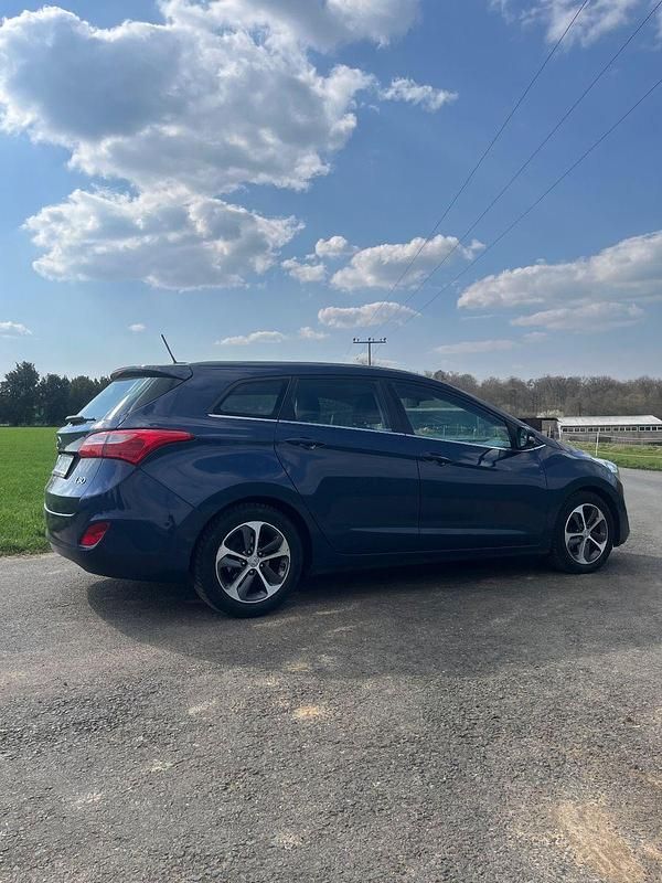 Gebraucht Hyundai i30 Trend 101 PS (74 kW) 2017 Blau Kombi