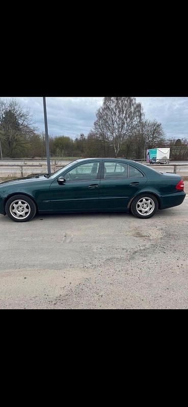 Gebraucht Mercedes E220 150 PS (110 kW) 2002 Grün Limousine