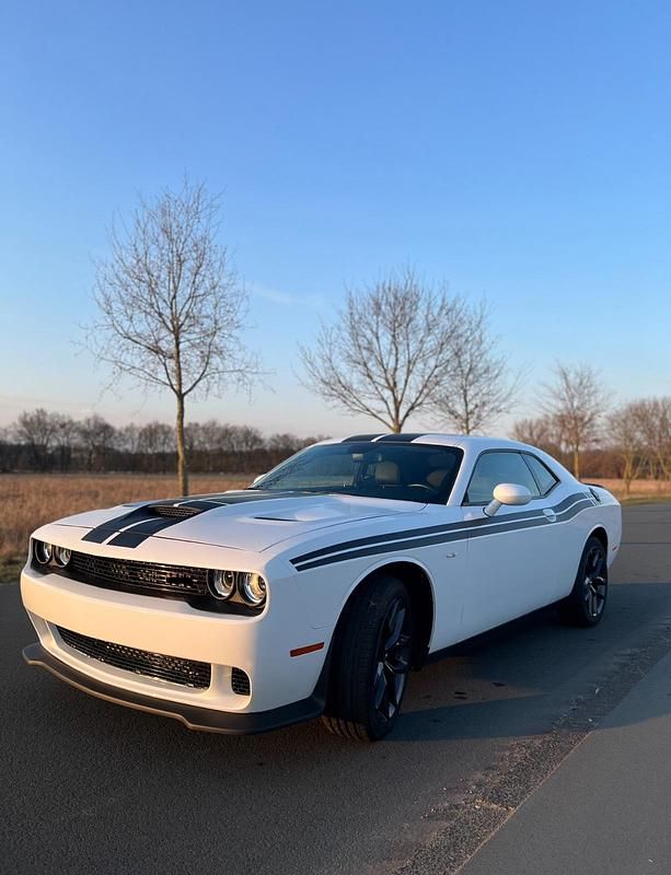Weiß Gebraucht 2022 Dodge Challenger Coupé | 28.999 € (Etwas zu teuer) - Bild 1/4
