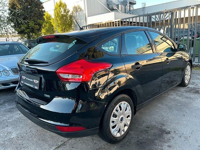 Gebraucht Ford Focus Ambiente 101 PS (74 kW) 2015 Schwarz Limousine