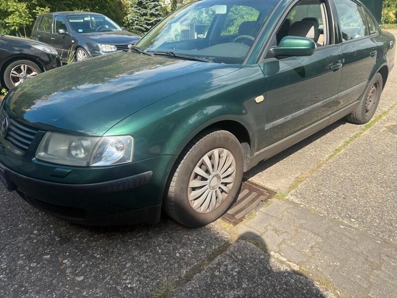 Grün Gebraucht 1999 VW Passat Limousine | 1.000 € (Guter Preis) - Bild 1/4