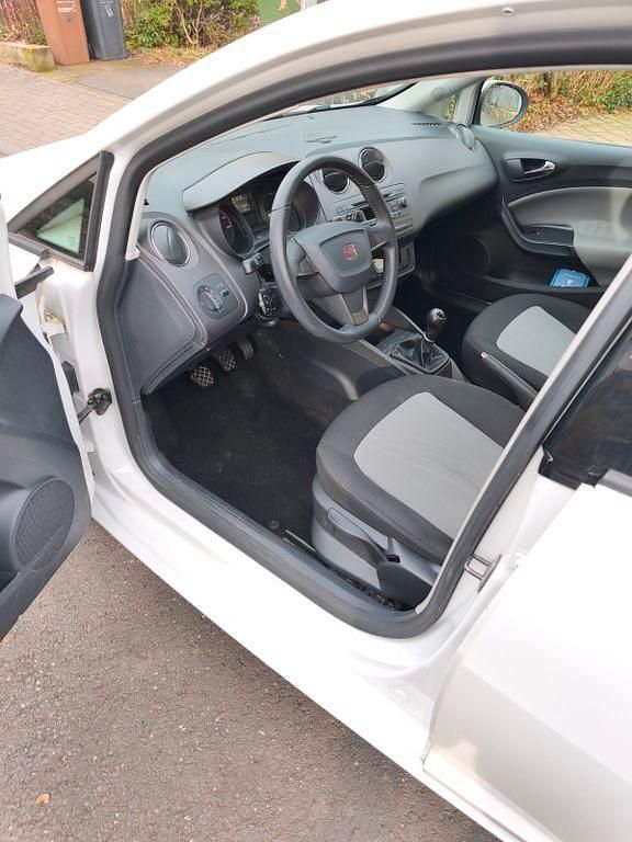 Weiß Gebraucht 2013 Seat Ibiza Style Limousine | 6.200 € (Fairer Preis) - Bild 1/4