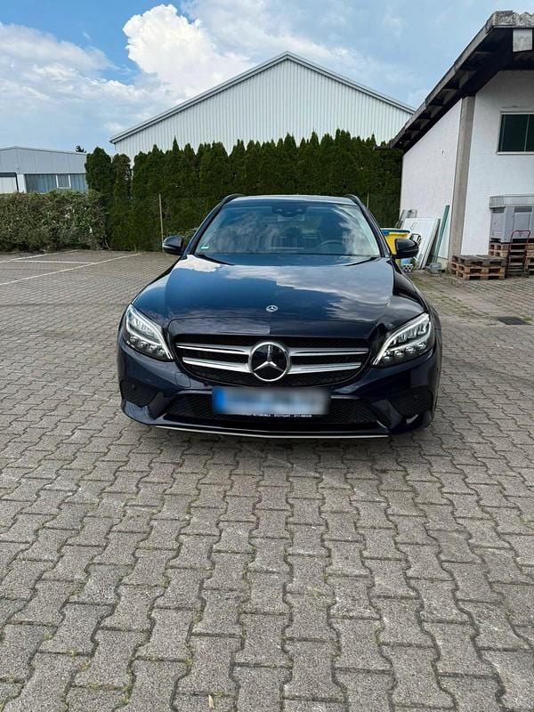 Blau Gebraucht 2020 Mercedes C220 Kombi | 21.999 € (Teuer) - Bild 1/4