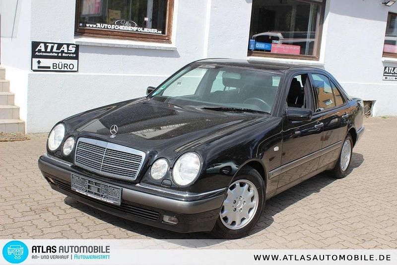 Obsidianschwarz lack Gebraucht 1999 Mercedes E240 Limousine | 8.990 € - Bild 1/4