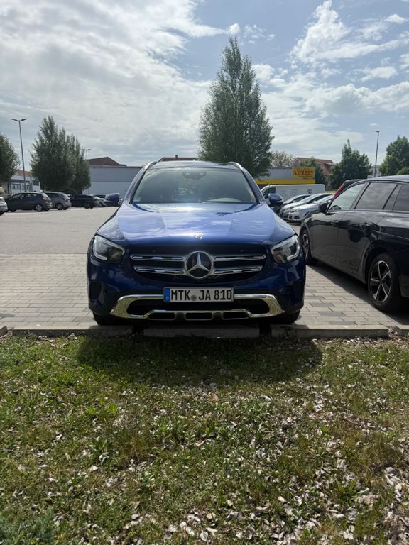 Blau Gebraucht 2020 Mercedes GLC220 SUV | 37.999 € (Etwas zu teuer) - Bild 1/4