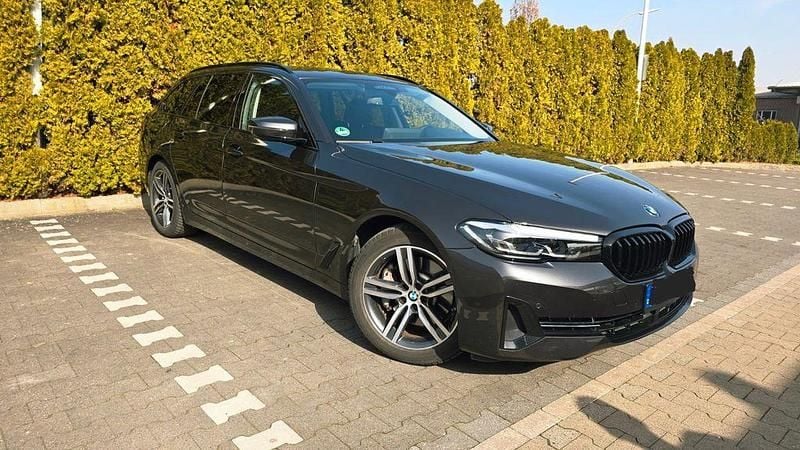 Gebraucht BMW 530 Efficient Dynamics 252 PS (185 kW) 2022 Grau Kombi