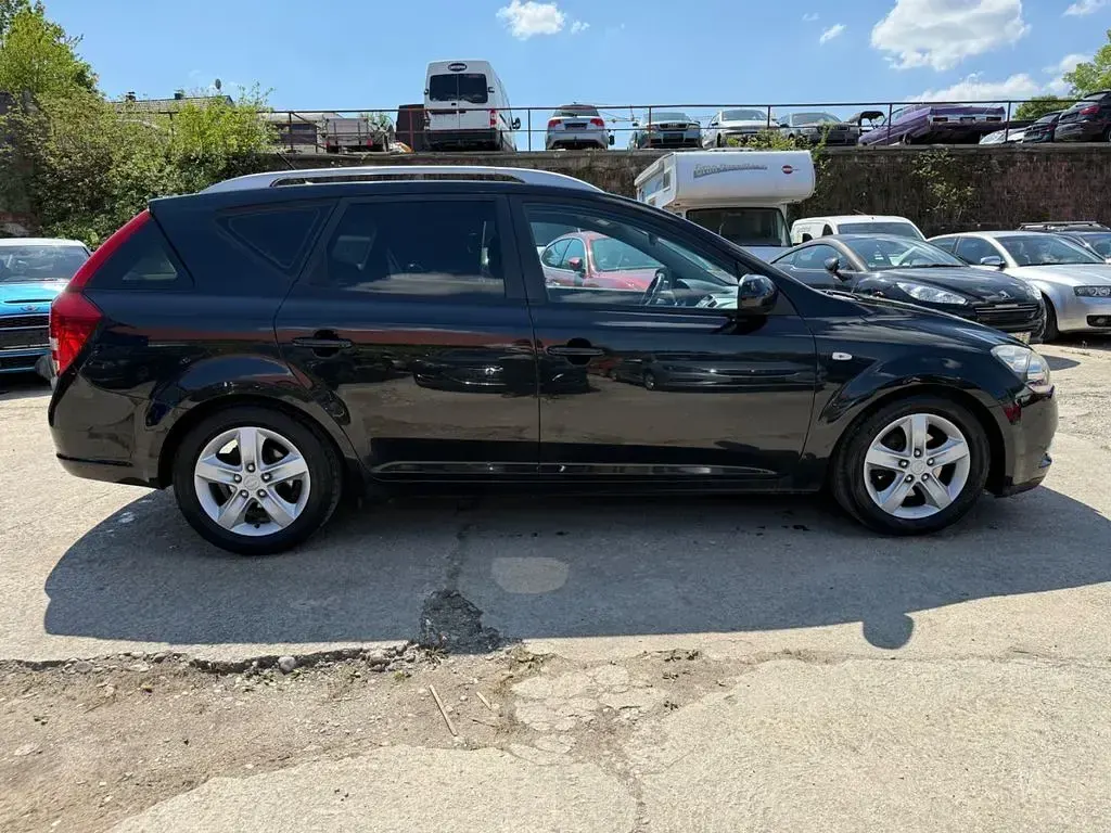 Usado Kia Ceed 125 CV (91 kW) 2011 Negro Utilitario
