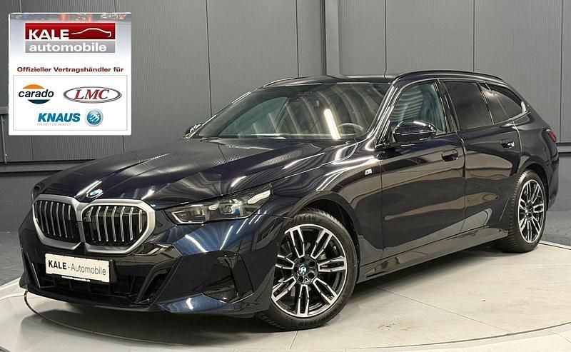 Carbonschwarz metallic Gebraucht 2024 BMW 520 M Sport Kombi | 53.890 € (Fairer Preis) - Bild 1/4