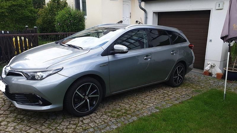 Grau Gebraucht 2016 Toyota Auris Hybrid Kombi | 13.600 € (Fairer Preis) - Bild 1/3