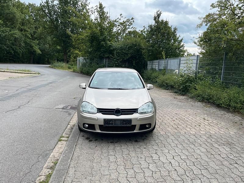 Gelb Gebraucht 2005 VW Golf V Limousine | 800 € (Superpreis) - Bild 1/4