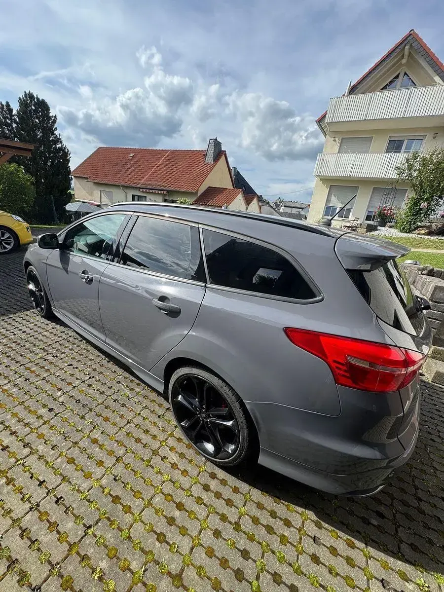 Gebraucht Ford Focus Sport 250 PS (183 kW) 2018 Grau Kombi