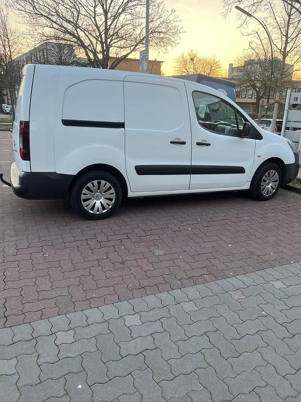 Weiß Gebraucht 2016 Citroën Berlingo Van / Kleinbus | 5.388 € (Superpreis) - Bild 1/4