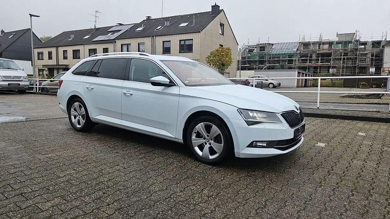 Weiß Gebraucht 2017 Skoda Superb Kombi | 9.900 € (Fairer Preis) - Bild 1/4