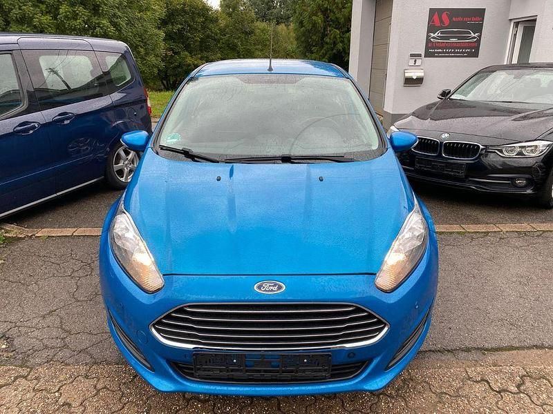 Gebraucht Ford Fiesta 101 PS (74 kW) 2015 Blau Kleinwagen