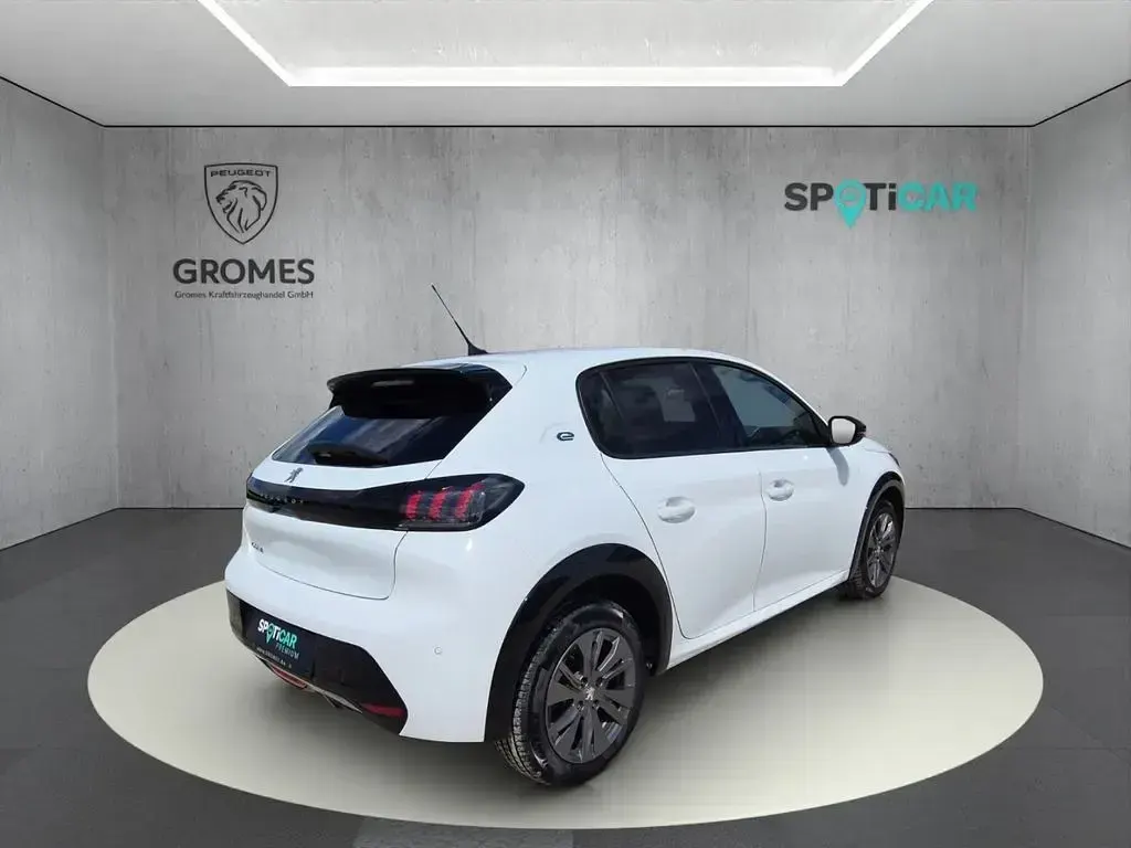 Gebraucht Peugeot e-208 Allure 100 kW (136 PS) 2024 Schneeweiss Kleinwagen