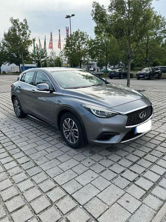 Grau Gebraucht 2016 Infiniti Q30 Kleinwagen | 11.900 € (Guter Preis) - Bild 1/4