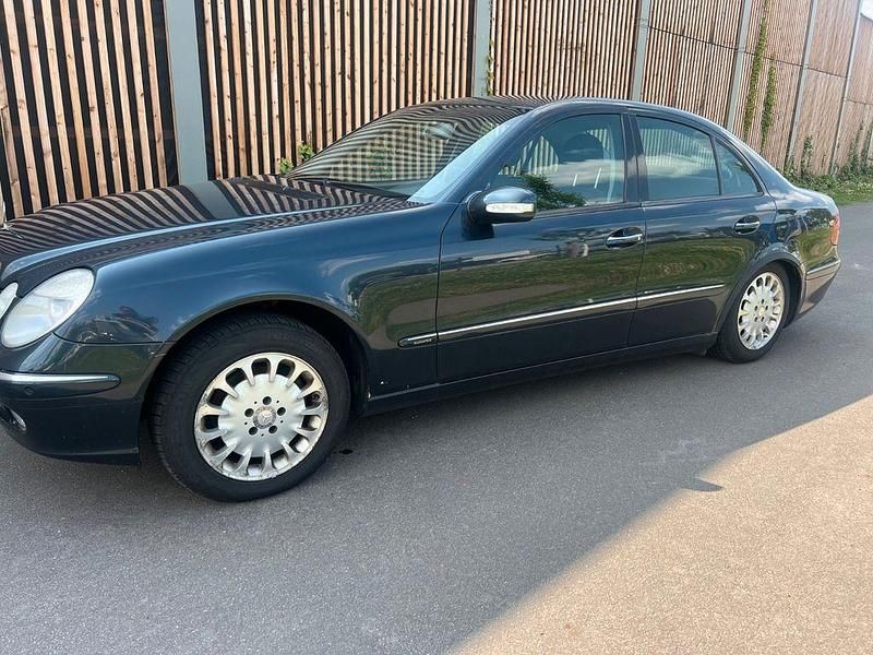Schwarz Gebraucht 2002 Mercedes E220 Limousine | 1.200 € (Superpreis) - Bild 1/4
