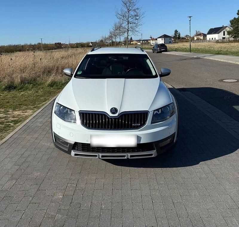 Gebraucht Skoda Octavia Scout 179 PS (131 kW) 2014 Weiß Kombi