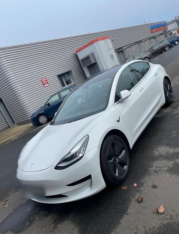 Weiß Gebraucht 2020 Tesla Model 3 Standard Range Limousine | 18.990 € (Superpreis) - Bild 1/2