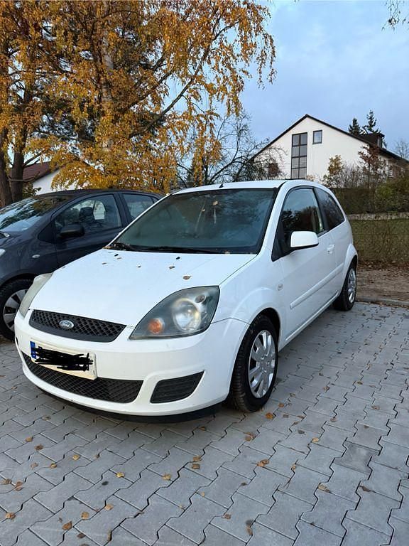 Weiß Gebraucht 2008 Ford Fiesta Ambiente Limousine | 1.800 € (Fairer Preis) - Bild 1/4
