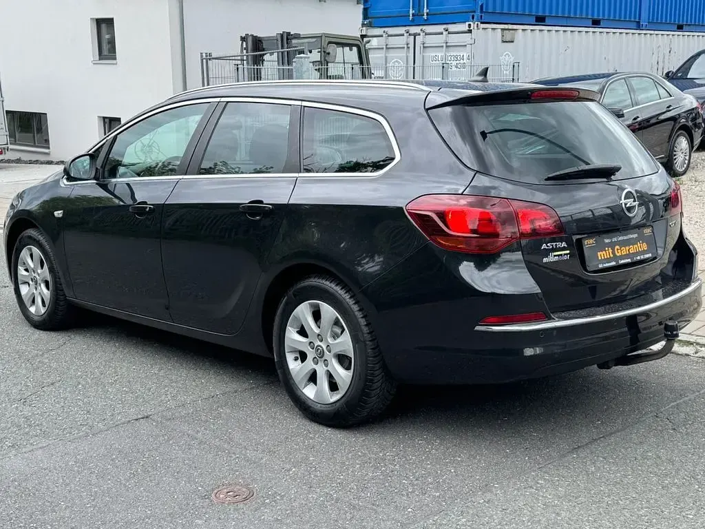 Używany Opel Astra 136 KM (100 kW) 2016 Czarny Sedan/Limuzyna