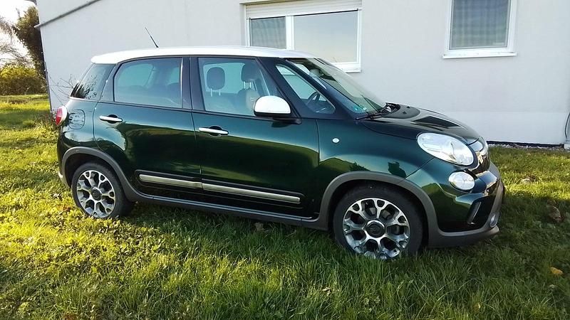 Grün Gebraucht 2013 Fiat 500L Trekking Van / Kleinbus | 7.199 € (Fairer Preis) - Bild 1/4