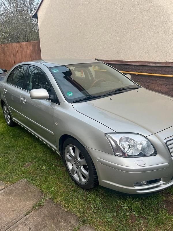 Silber Gebraucht 2003 Toyota Avensis Limousine | 2.500 € (Fairer Preis) - Bild 1/4