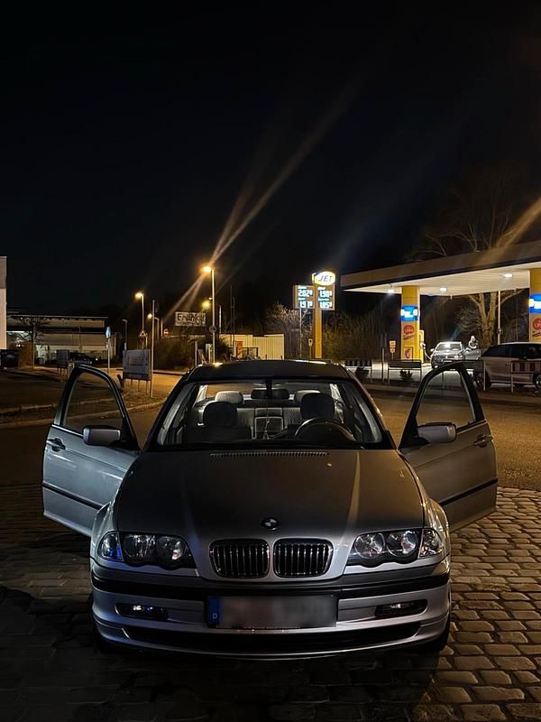 Gebraucht BMW 320 150 PS (110 kW) 2000 Silber Limousine