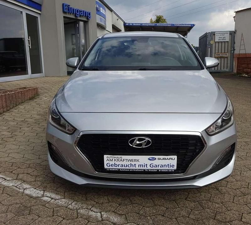 Gebraucht Hyundai i30 Pure 140 PS (102 kW) 2018 Platinum silver Kleinwagen