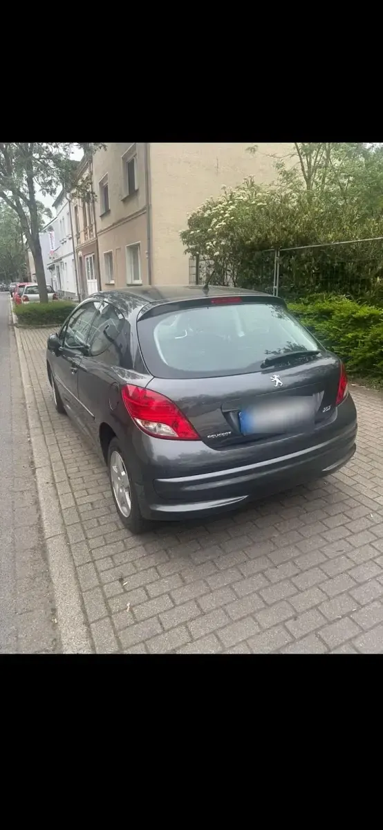 Gebraucht Peugeot 207 75 PS (55 kW) 2012 Grau Kleinwagen