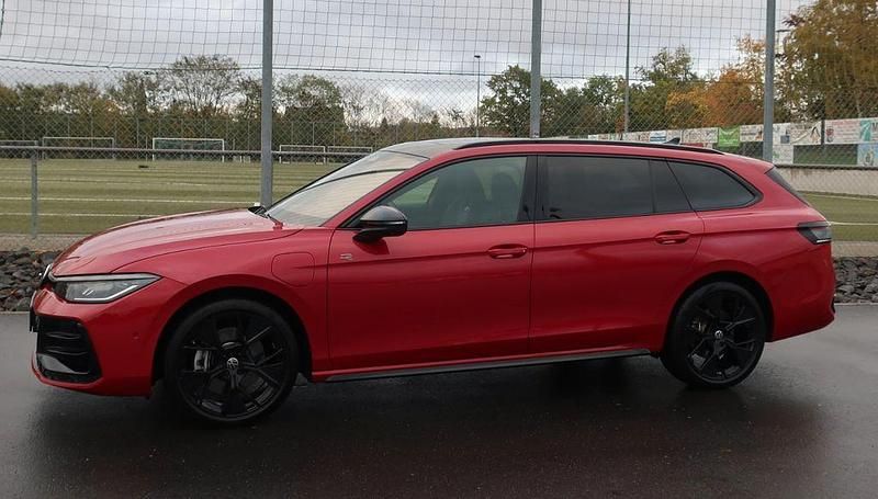Gebraucht VW Passat R-line 177 PS (130 kW) 2024 Rot Kombi