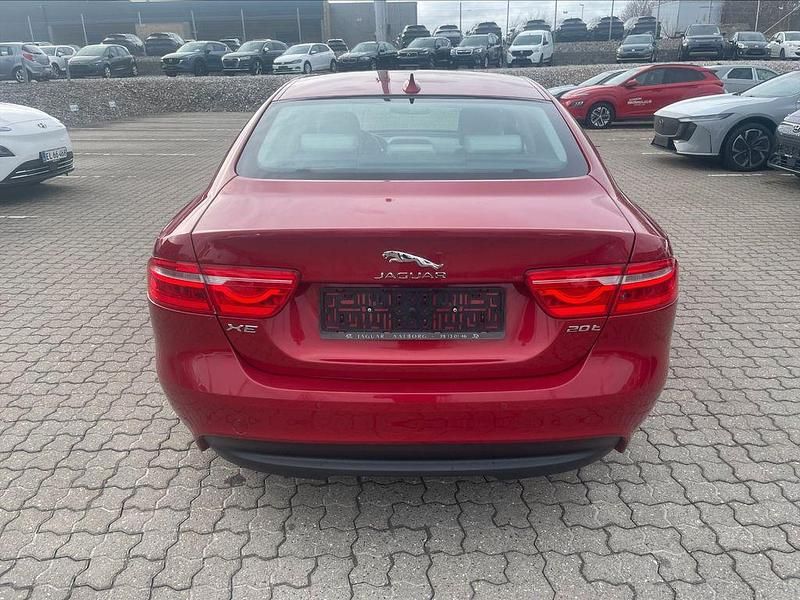 Gebraucht Jaguar XE Prestige 200 PS (147 kW) 2015 Rot Limousine