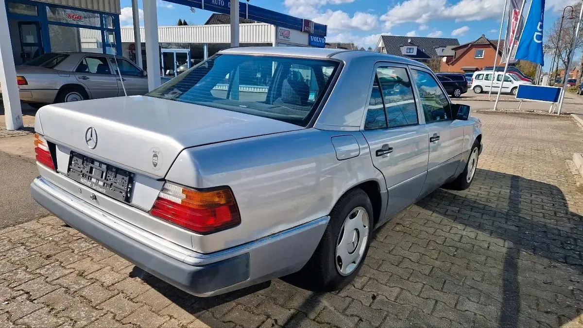 Brugt Mercedes E220 150 HK (110 kW) 1993 Sølv Sedan