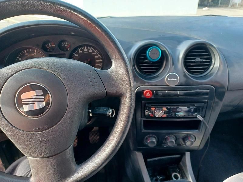 Gebraucht Seat Ibiza 75 PS (55 kW) 2003 Rot Kleinwagen